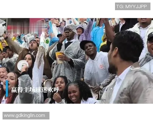 足球明星意外遭粉丝求婚现场感人瞬间引发全场欢呼与感动